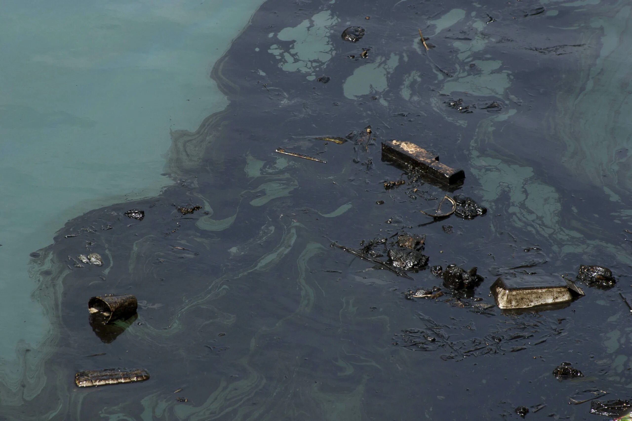 Как можно защититься от последствий экологической катастрофы. Загрязнение океана разливы нефти. Разлив нефти в мировом океане. Экологическая катастрофа в море разлив нефти. Черное море загрязнено нефтепродуктами.