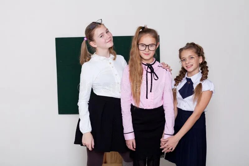 Ученик с тройкой. Три ученика в классе. Школа 1362 полное название. Старшеклассницы смеются. Три ученицы вышли на районный этап олимпиады.