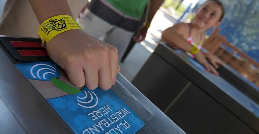 Браслет в аквапарке. RFID браслет. Браслет для турникета. Браслет пропуск. Wristbands users