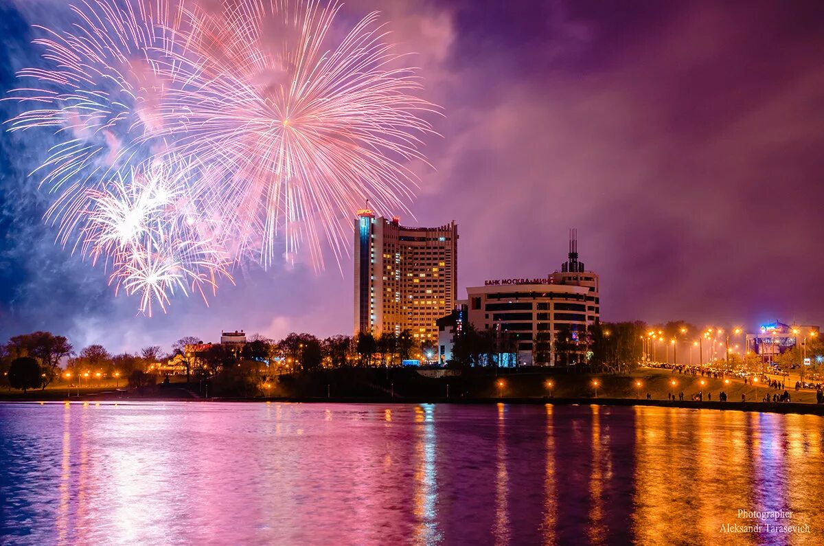 летний минск салют центр города. салюты рб. праздничный город. беларусь минск ночь салют. салют победы минск.