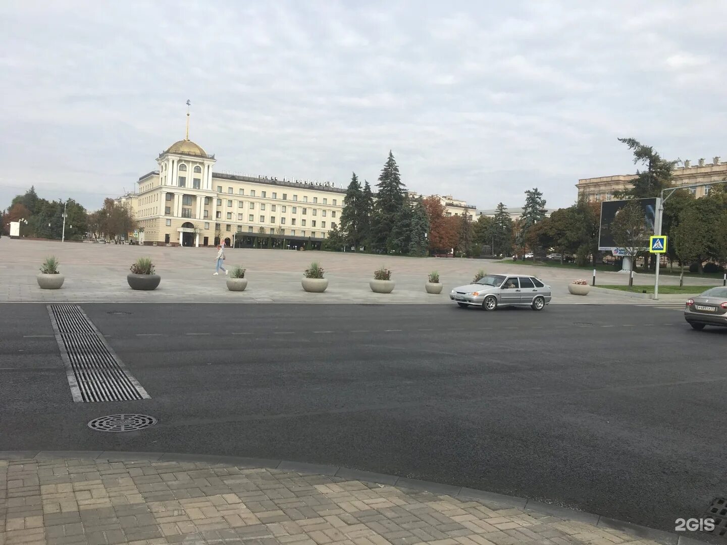 Соборная площадь белгорода фото. Соборная площадь города белгорода. Белгород соборная соборная площадь. Здания на соборной площади белгорода. Центральная площадь белгорода.