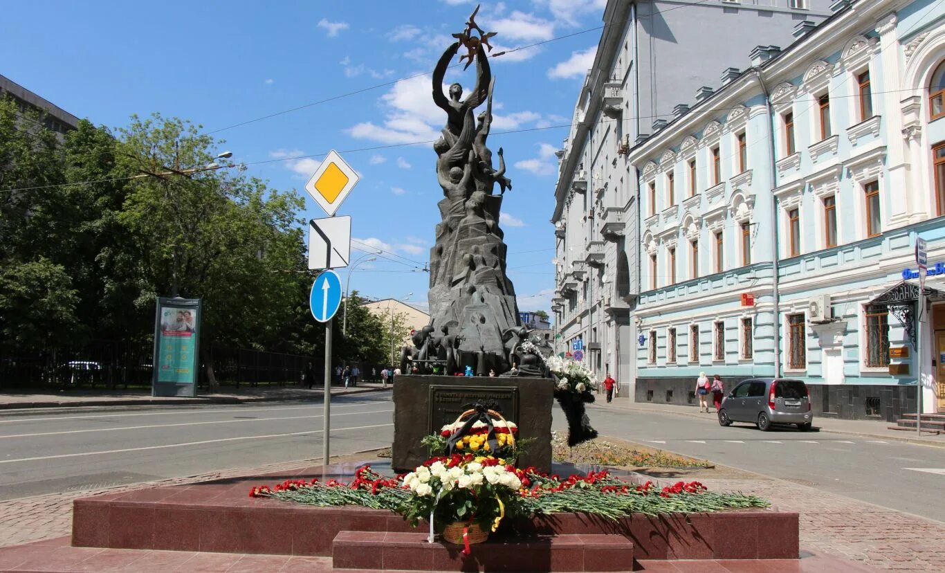 Памятник жертвам Беслана в Москве. Памятник детям Беслана в Москве. Москва памятник Церетели жертвам Беслана. Памятник жертвам Беслана в Москве на Солянке. Памятник жертвам беслана