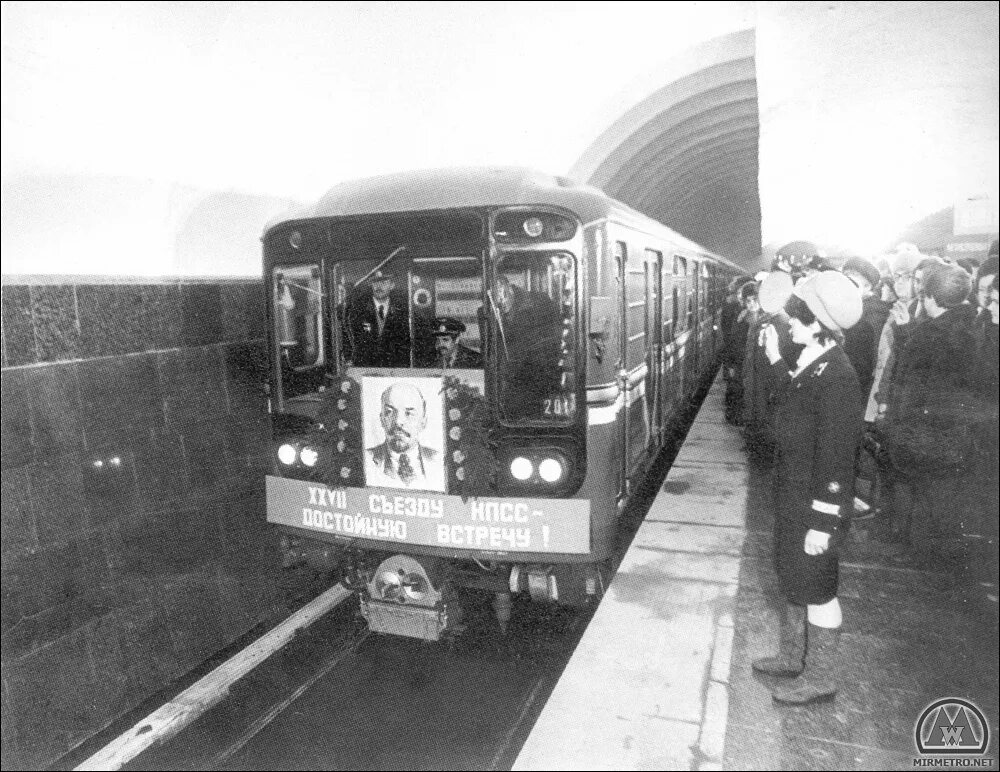 Метро ладожская 1985 год. Трамвай санкт-петербург 2023. Ладожское озеро блокада ленинграда дорога жизни карта. Транспорт после открытия ладожской. Ленинград ладога дорога жизни.