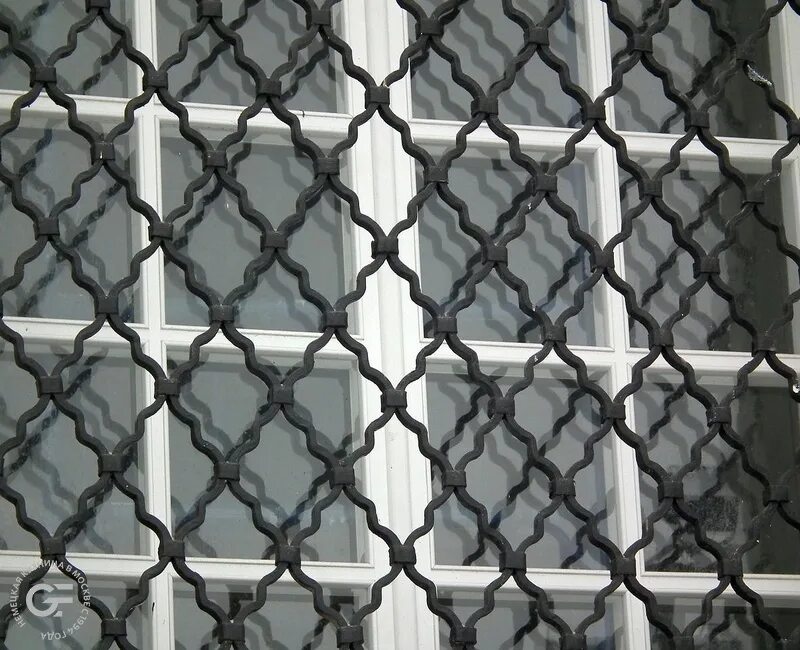 Решётки на окна из поликарбоната. Решётки для окон железные. Решетка оконная металлическая. Кованная решетка на балкон. Алютех решетчатые роллеты.