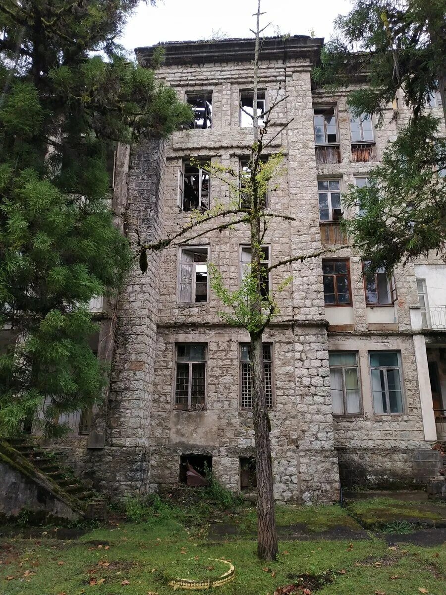 Город призрак в абхазии. Ткварчели разрушенная больница. акармара город-призрак в абхазии почему заброшен. отель ткварчели. красивые конюшни абхазия.