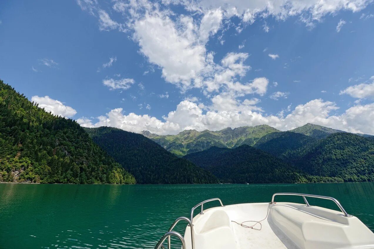 Новый афон рица. Абхазия Рица катамараны. Озеро Рица Абхазия. Озеро Рица катамаран. Озеро Рица Абхазия катер.