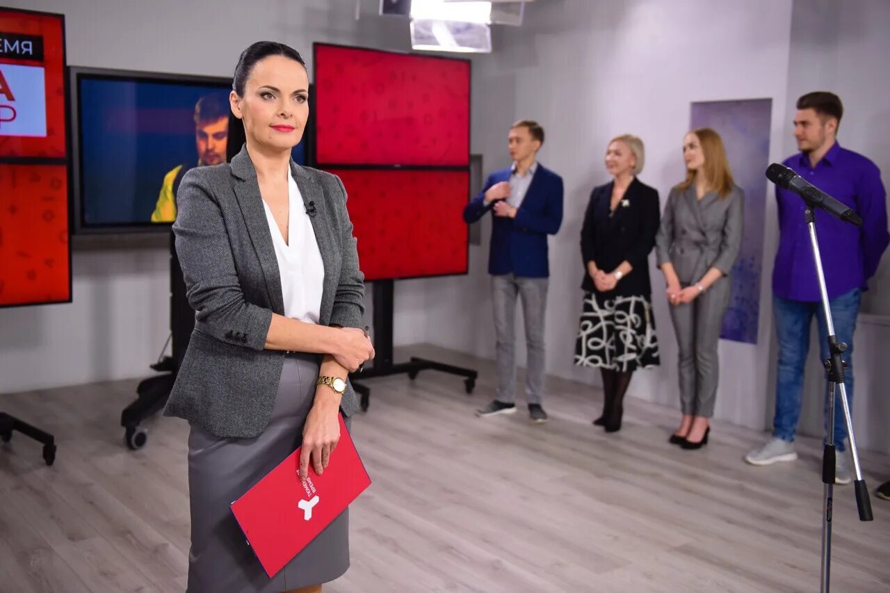 Первый канал по тюменскому. Телеведущие тюменское время. Первый канал по тюменскому. Студия тсн тюмень. Регион тюмень сегодняшний выпуск.