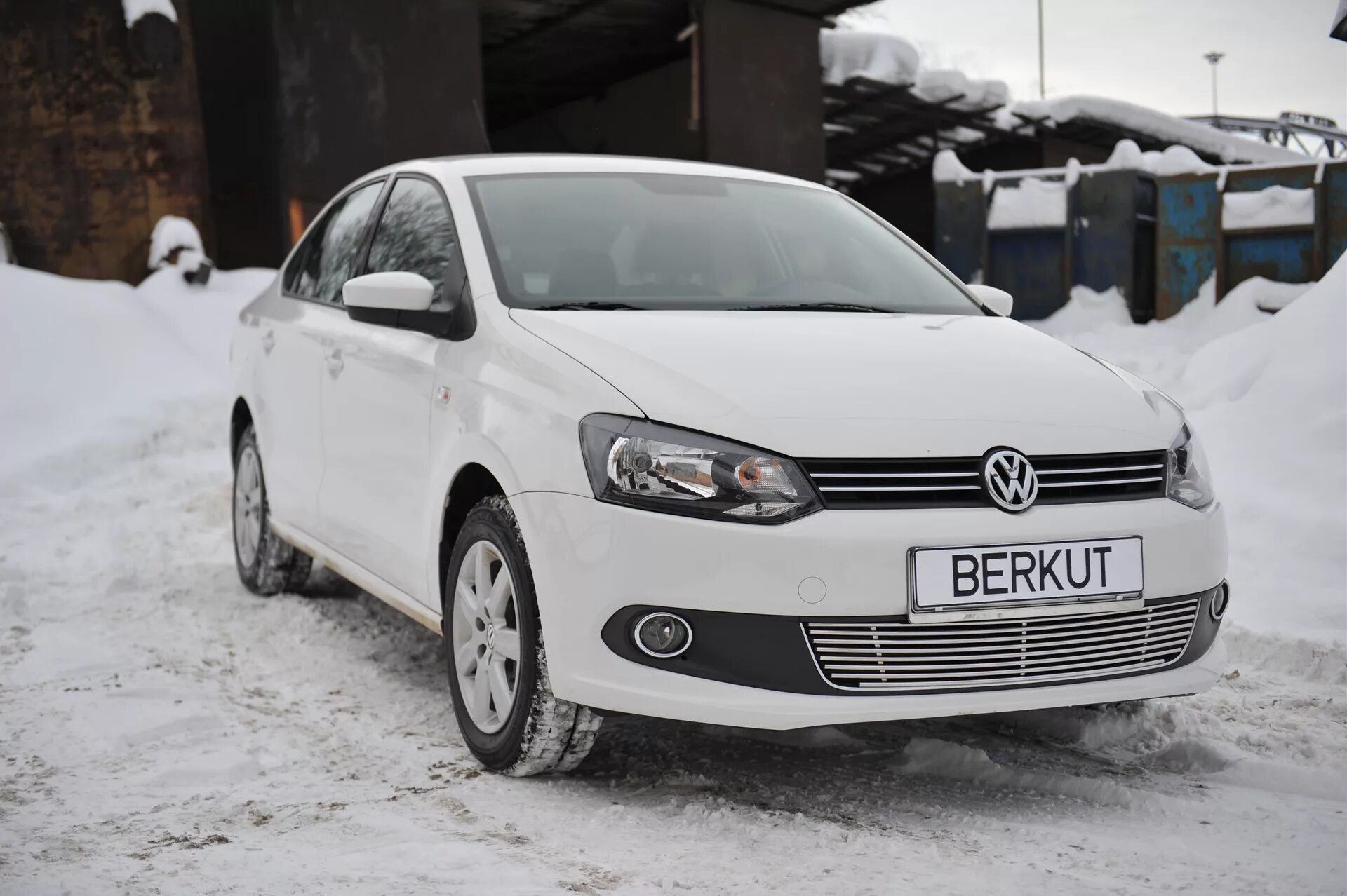 Купить фольксваген поло в беларуси. Фольксваген поло 2015г. 1.6Л. Volkswagen Polo sedan хром. Хром на поло седан. Антихром поло седан.