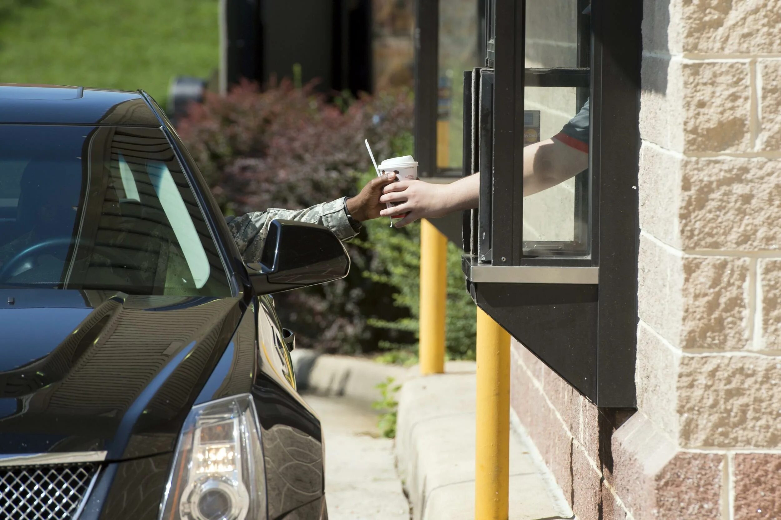Drive thru. Система Drive thru. Drive through. Киоск Drive thru. Автораздача.