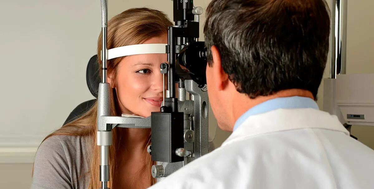 Про окулиста. Адаптометр в офтальмологии. Человек на приеме у офтальмолога. Прием офтальмолога. Про окулиста.