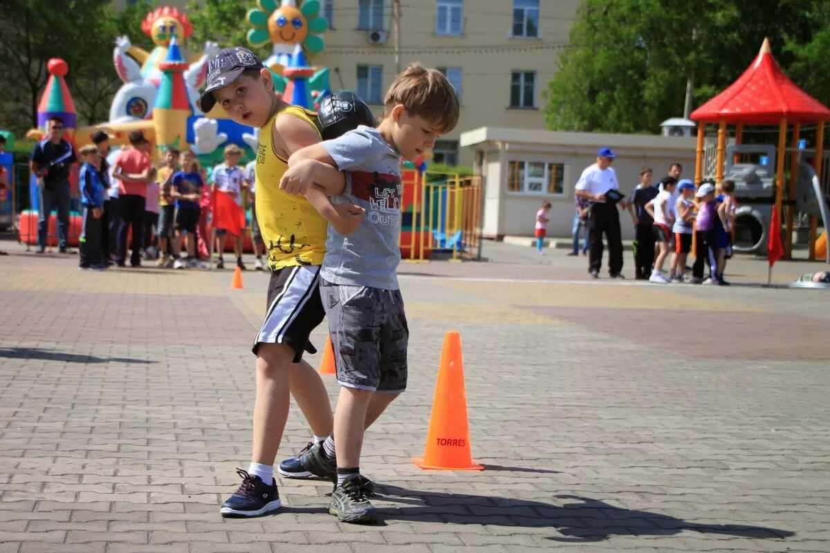Спортивные состязания для детей. Спортивные состязания веселые старты. Спортивные эстафеты. День веселых эстафет. Спортивные эстафеты для детей.