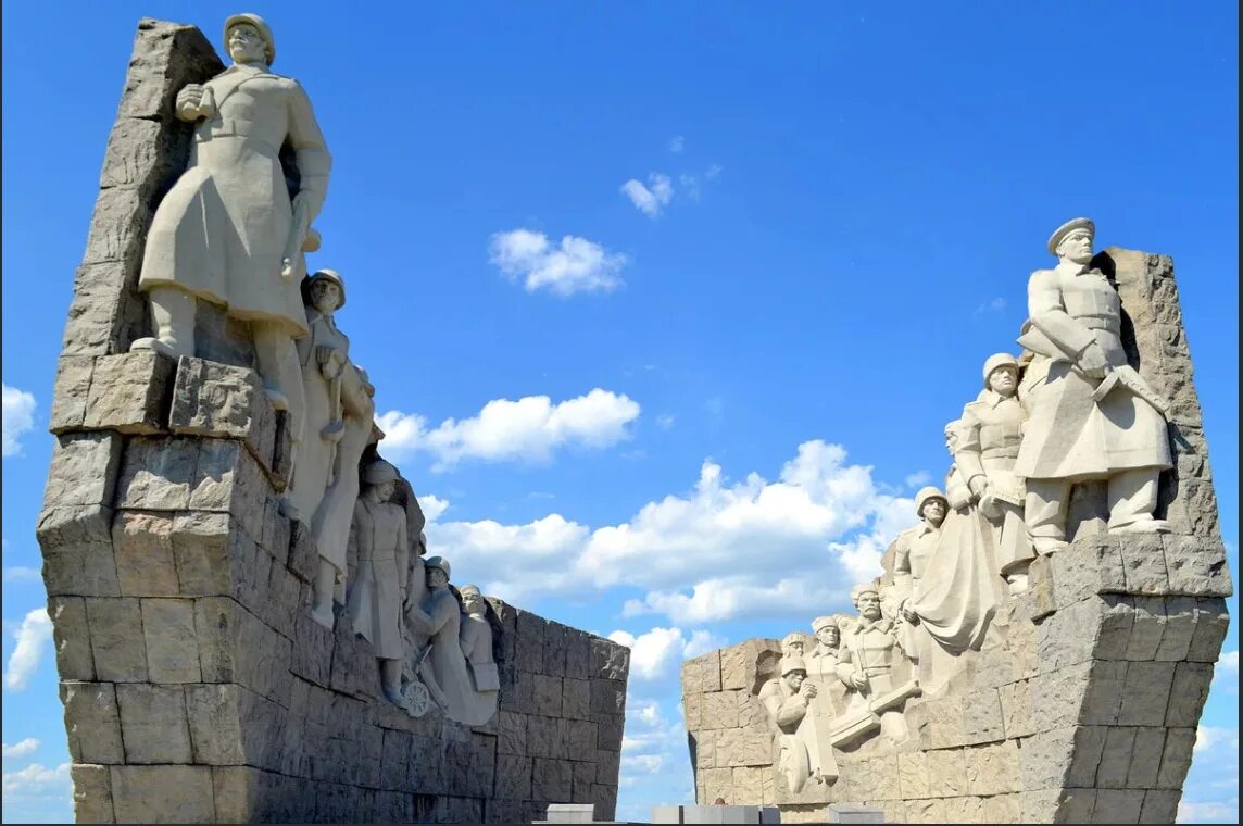 Самбек высоты. Памятник самбекские высоты таганрог. самбекские высоты ростовская область музей. памятник самбекские высоты ростовская область.