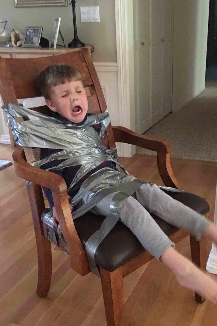 Привязан к стулу скотчем. Привязанная к креслу. Привязанные к стулу скотчем. Связали скотчем. Связанный человек.