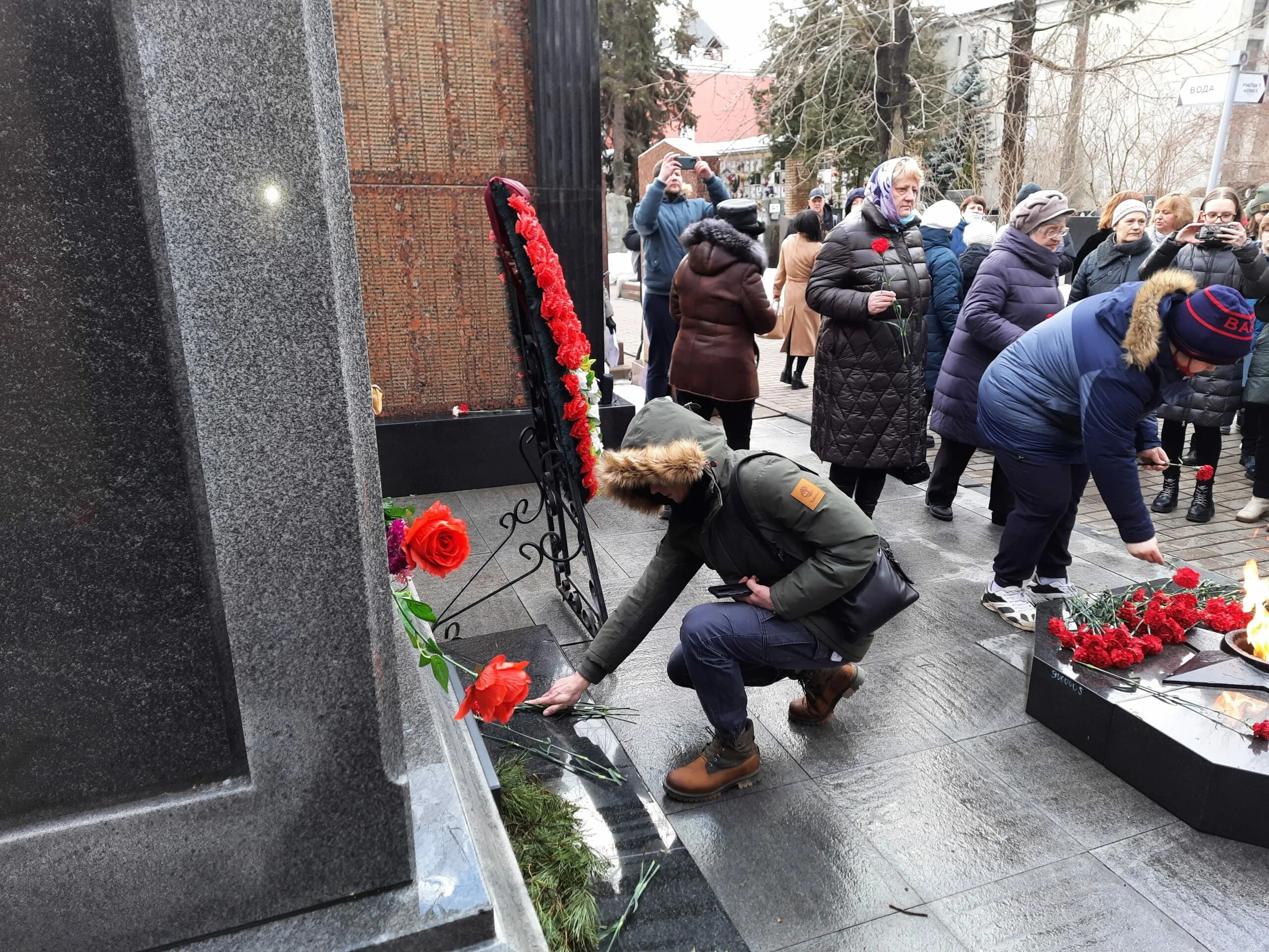 Стих возложение цветов. Волгоград возложение цветов. Стих возложение цветов. Памяти павших. Стих возложение цветов.