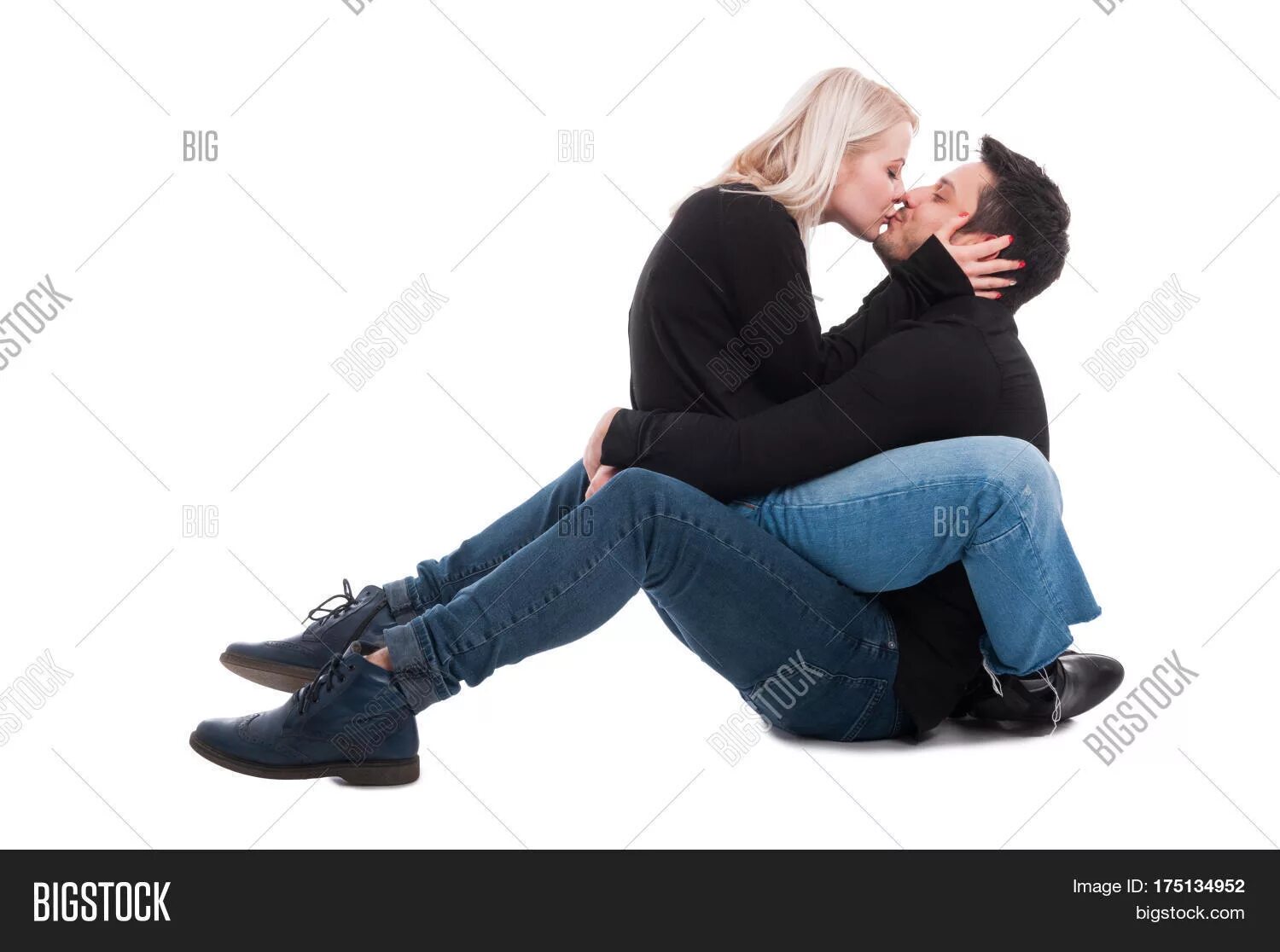 Мужчина обнимает предмет. Два человека сидят на полу и обнимаются. Сидит месте обнимать. Пара сидящая в молчанке.