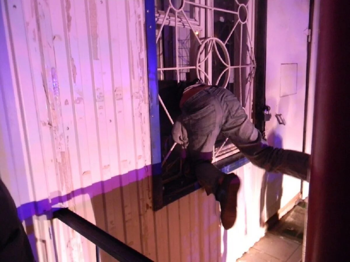 Фотосессия в подъезде. Девушка застряла в мусоропроводе. Залез в окно. Врываются в квартиру. Влезть в окно.