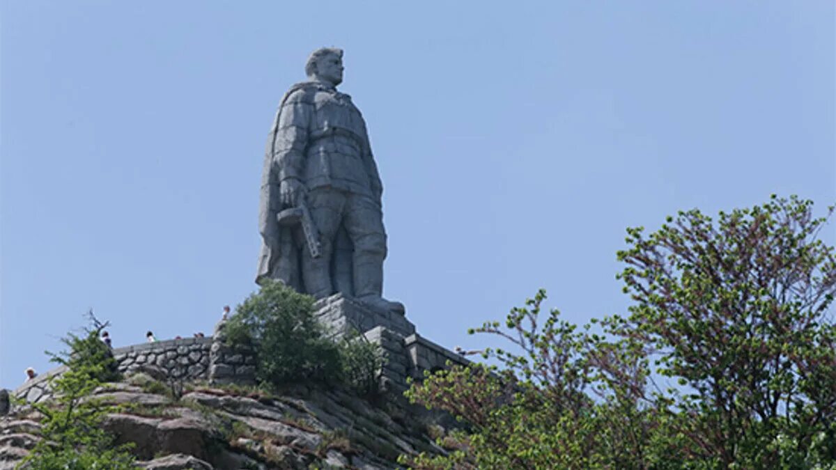 Памятник алеше в болгарии. Памятник советскому солдату в Болгарии Алеша. Памятник воину освободителю в Болгарии Алеша. Памятник советскому солдату-освободителю Алеше (Болгария). Памятник алёше в Болгарии.