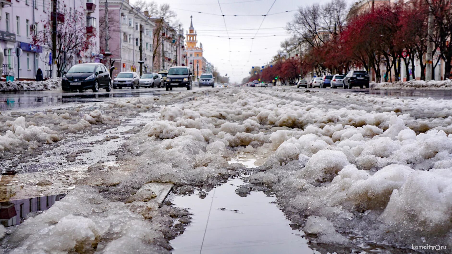 Как быстро растает снег. Потепление зимой. Тает снег в России. Снегопад в городе. Таяние снега в городе.