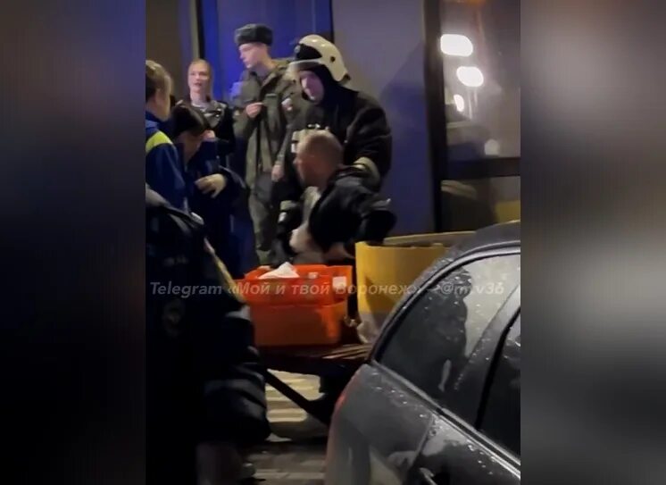 Воронеж выпавший из окна. Мужчина выпал с 19 этажа воронеж. парень упал с 19 этажа и выжил. мужчина выпал из окна воронеж сегодня.