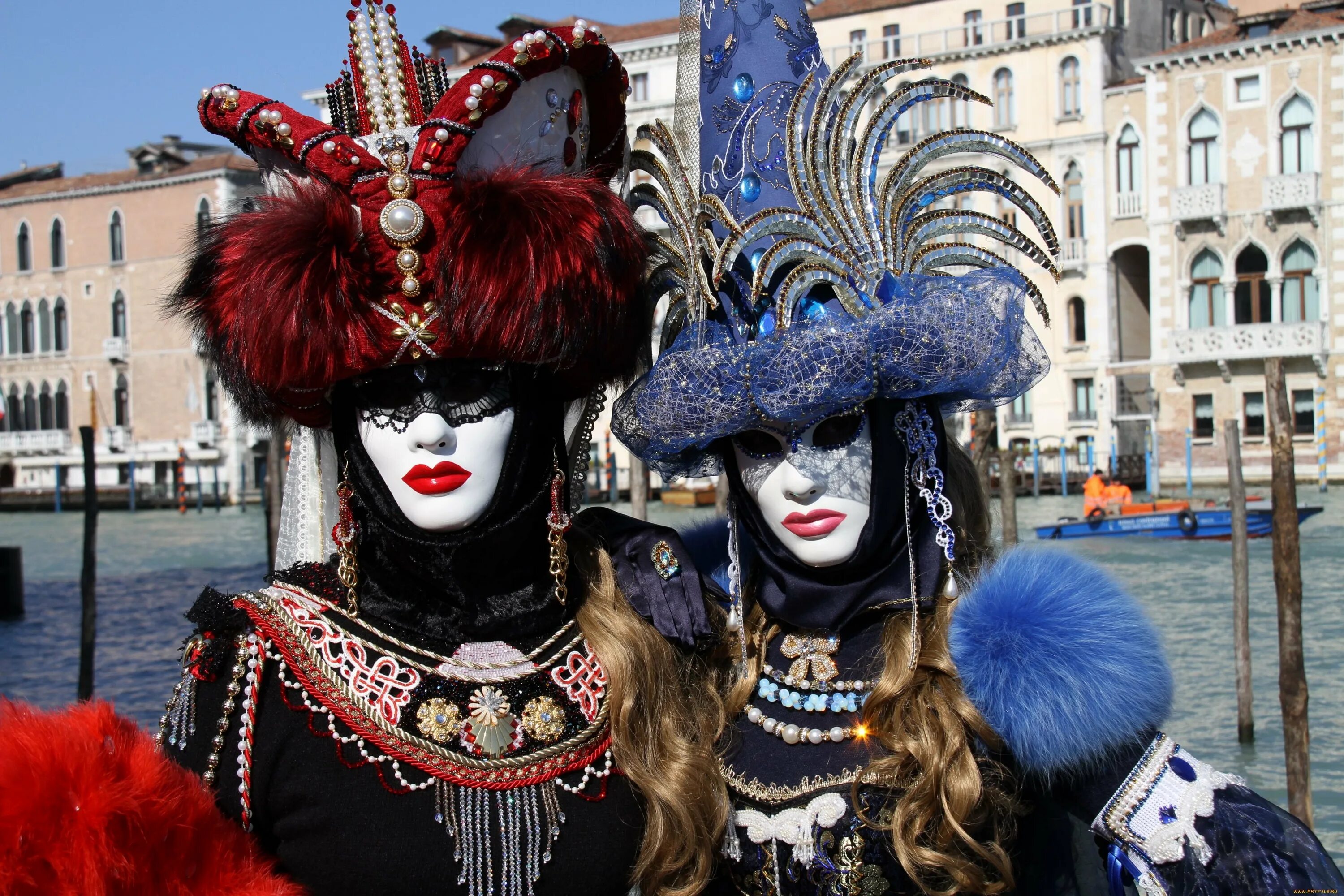 Карнавал в Венеции 2023. Венецианский карнавал 16 век. Венецианский карнавал в Италии костюмы. Венецианский карнавал Арлекин. Карнавальный человек