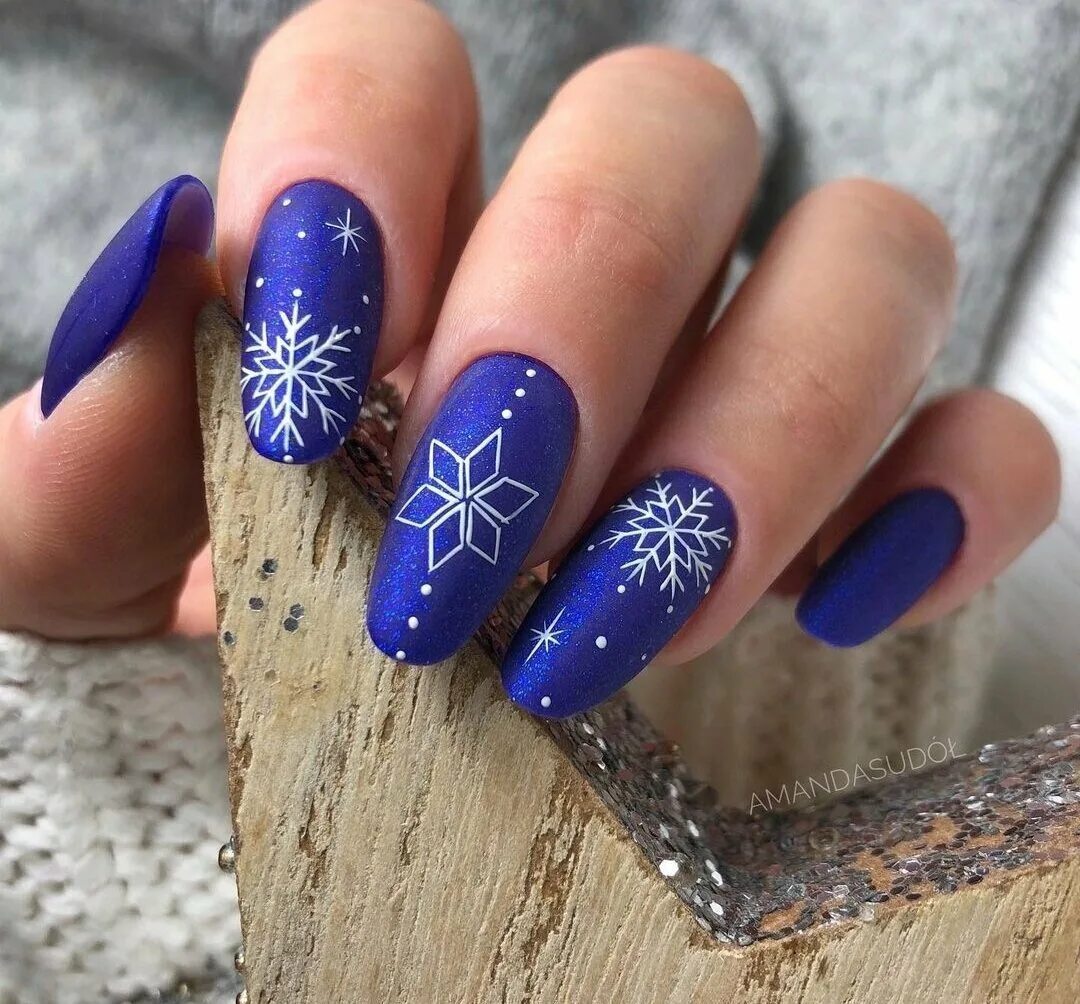Дизайн ногтей зима 2023 2024. Новогодний маникюр синий. Синий маникюр со снежинками. Зимний синий маникюр со снежинками. Синие ногти со снежинками.
