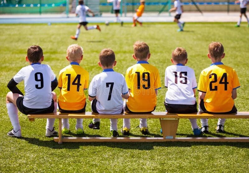 Давайте мальчики сыграем в футбол. Фото мальчик играет в футбол. Young Football Player. Детский футбол майке обои.