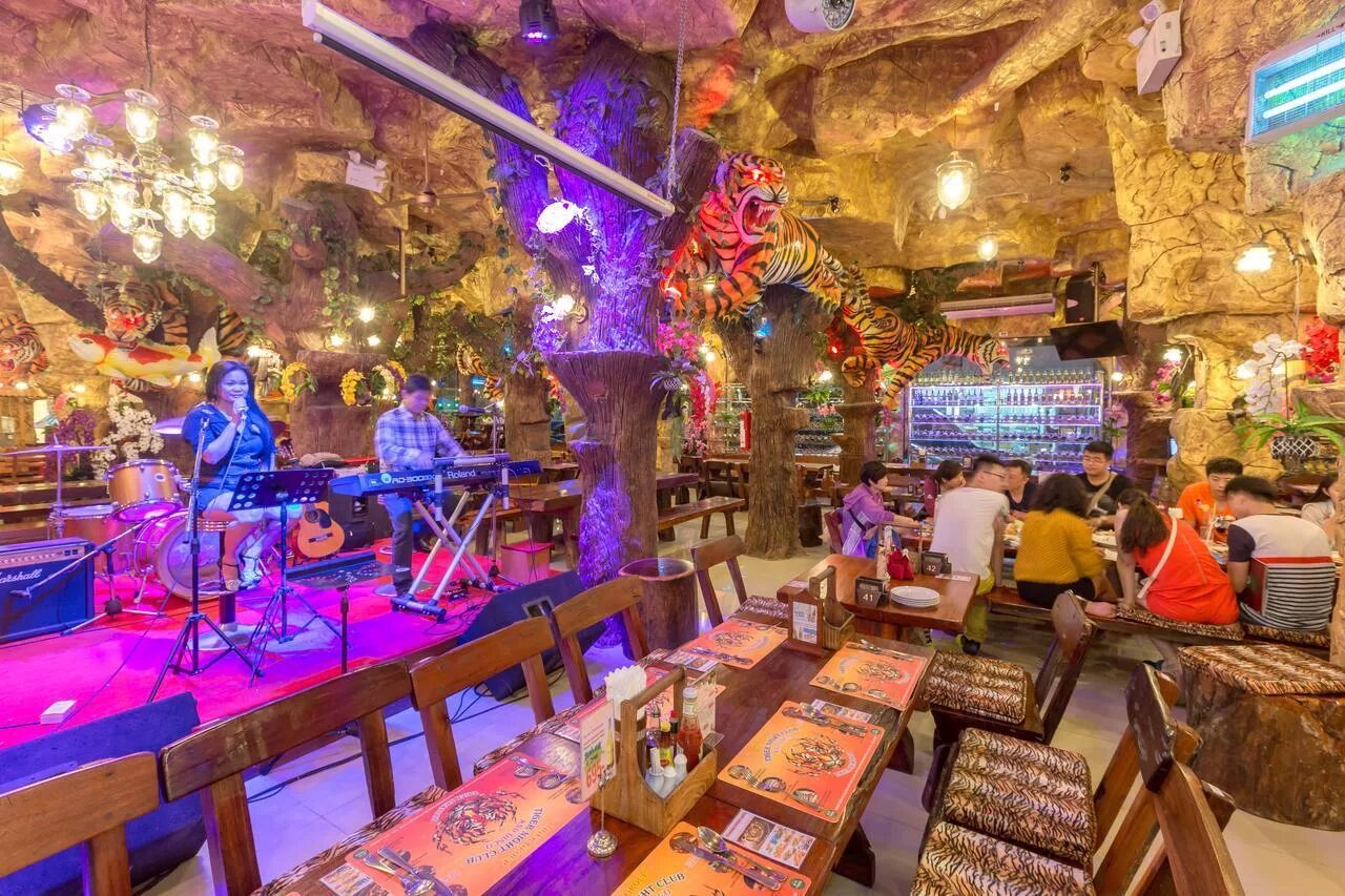 Tiger complex & hotel пляж. Зал в тайланде тайгер. Отель тигра. Tiger complex hotel 3 phuket. Пхукет ресторан тигр.
