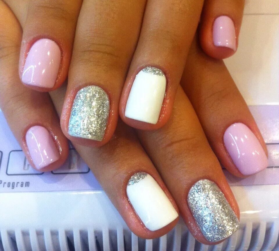 Ногти желтые с блестками. Светоотражающий лак маникюр идеи. Светоотражающий маникюр. Глиттер нейлс. Светоотражающий шеллак.