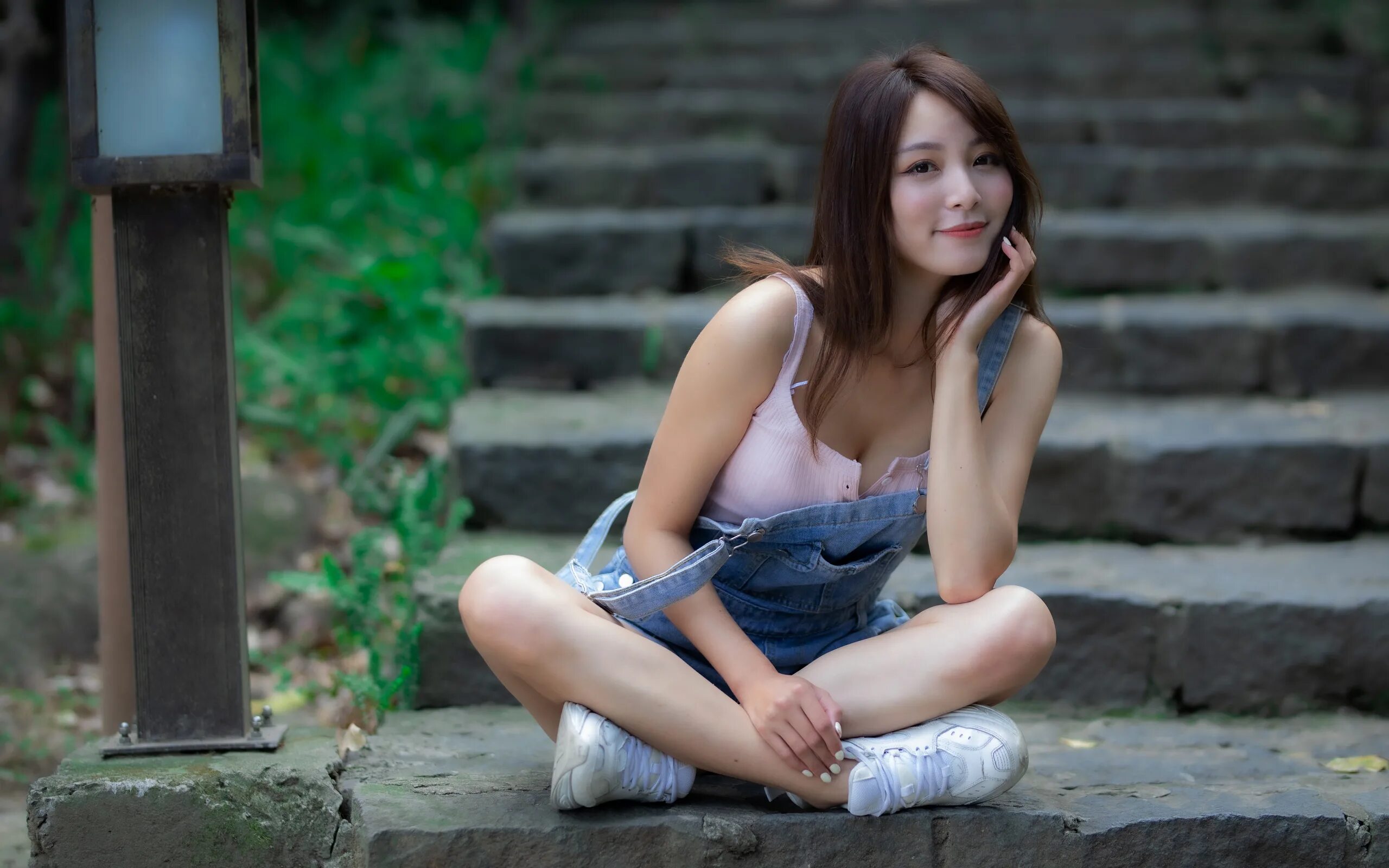 Азиатские девушки на каблуках. Азиатская девушка сидит. Косплей на зонтика. Step asian. Азиатские девушки.