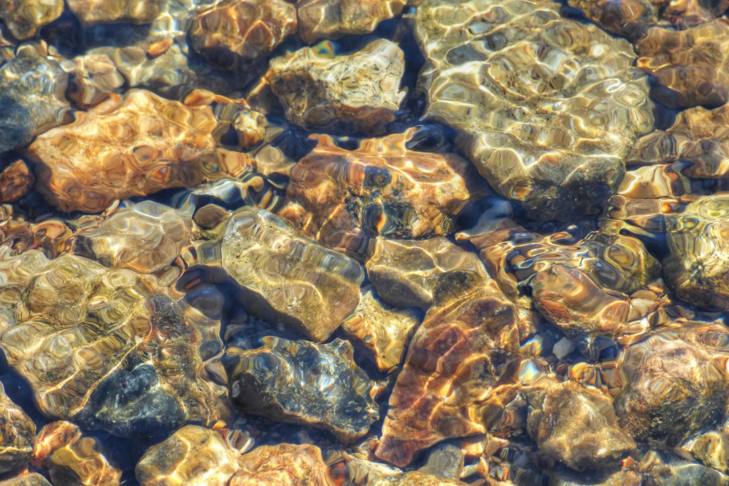 Самоцветы вода. Камни под водой. Камни на дне моря. Камни в прозрачной воде. Текстура воды.