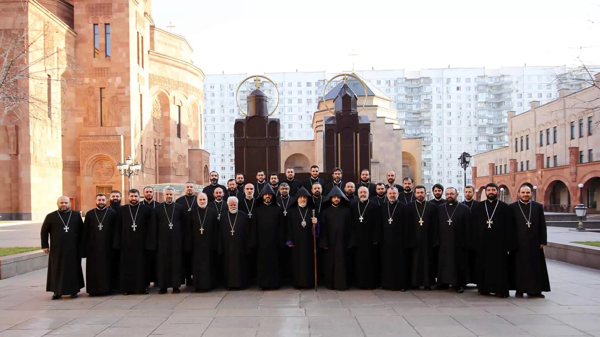 Армянская церковь священники. Армянские служители церкви. Армянская апостольская церковь священники. Монахи аац. Освящение святых образов в церкви сурб анна в ереване.