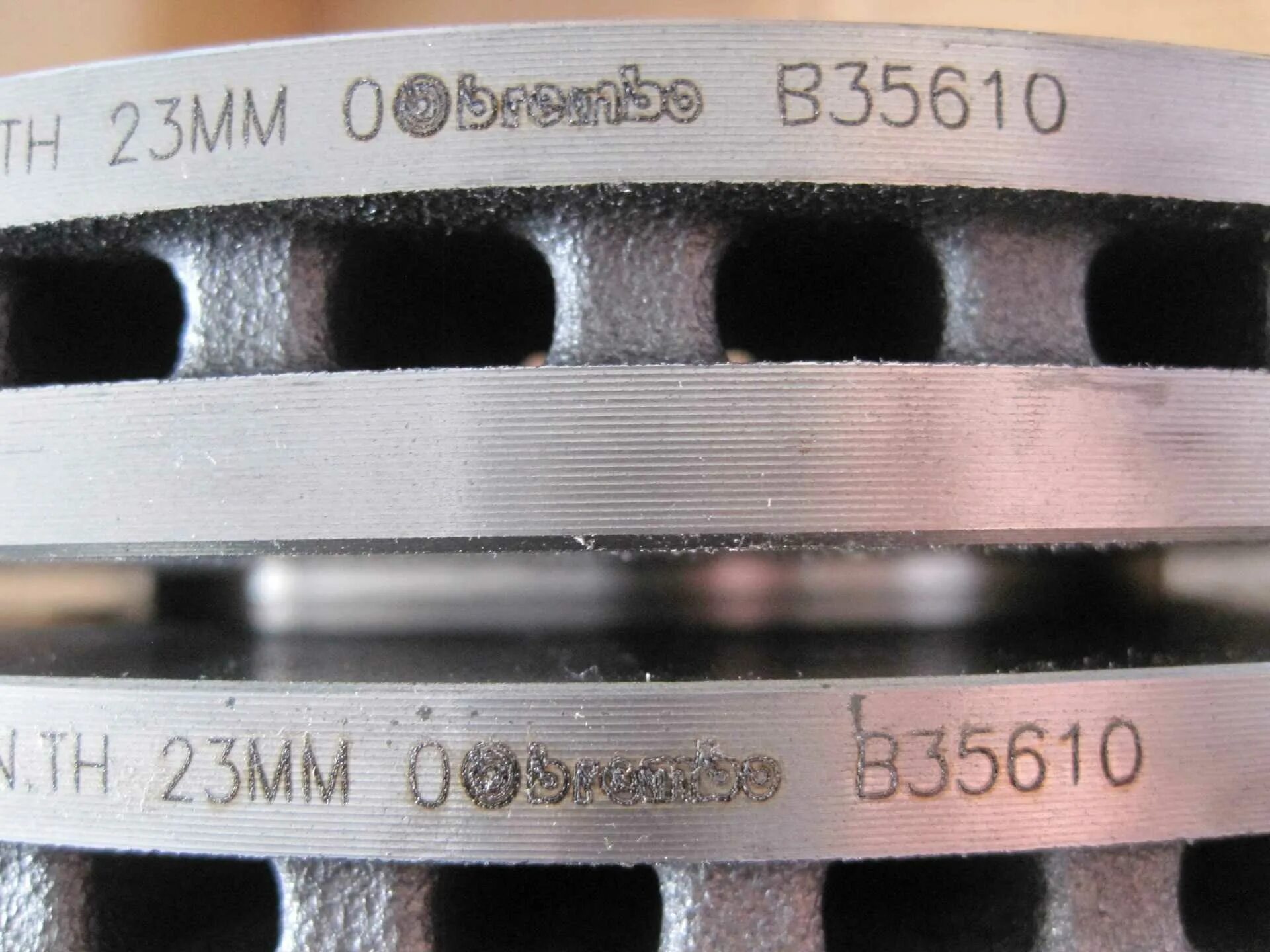 Как отличить оригинальные тормозные диски. Brembo тормозные диски гравировка. маркировка на тормозных дисках. маркировка тормозных дисков. гравировка на тормозных дисках.
