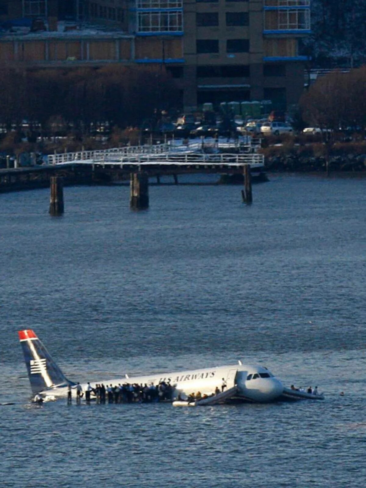 Может ли самолет совершить посадку на воду. Аварийная посадка a320 на Гудзон. Airbus a320 Гудзон. Река Гудзон самолет. Приводнение самолета на Гудзон.