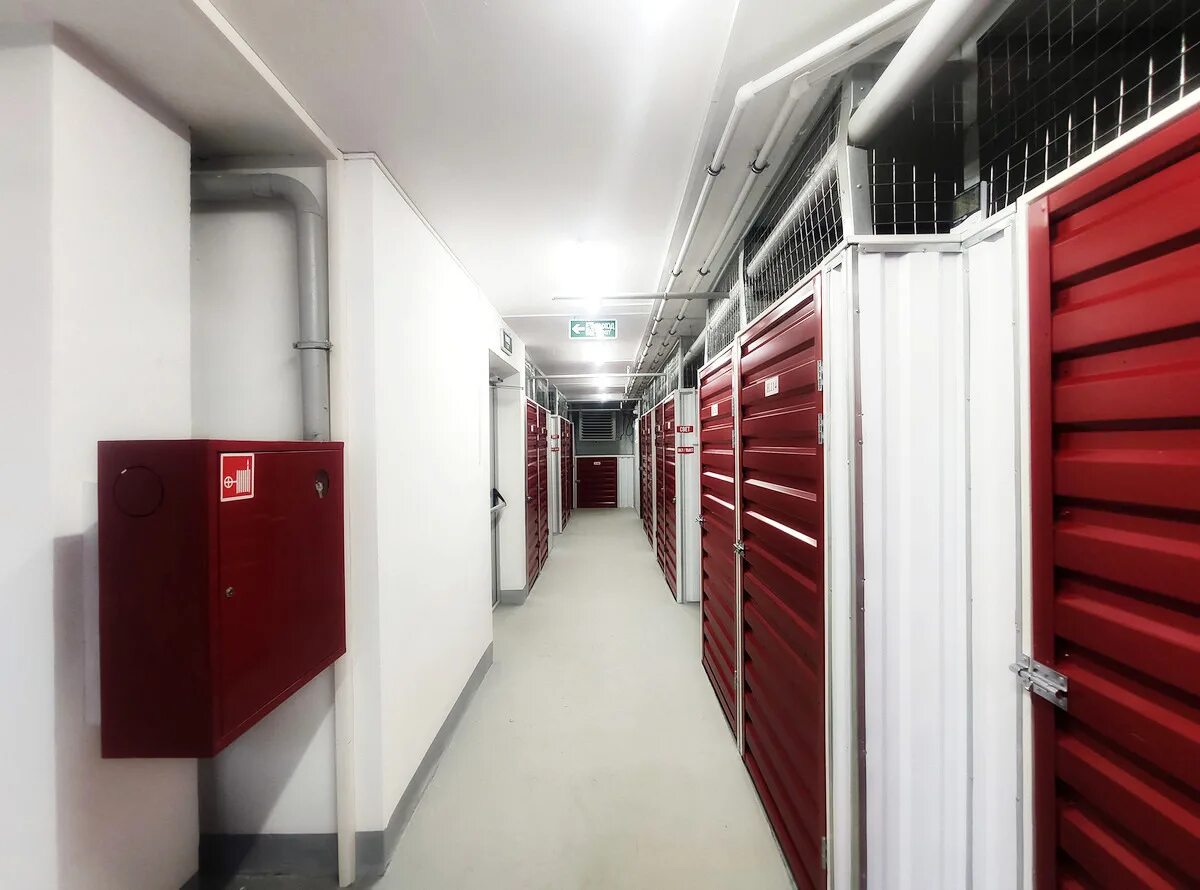 Антресоль для складских помещений. Помещения для хранения вещей. Хранение вещей на складе. Антресоль 24. Боксы индивидуального хранения.