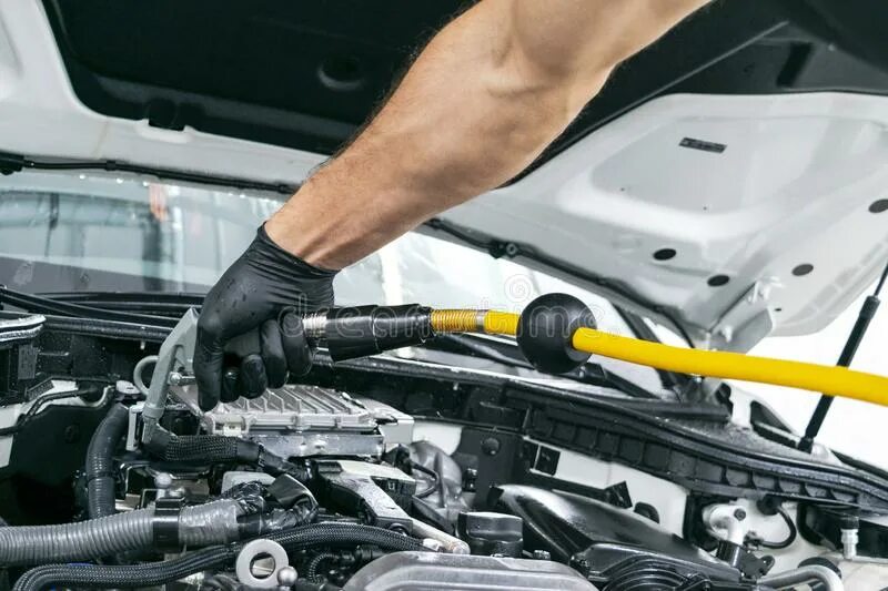 Мойка двигателя автомобиля. Паровая мойка двигателя. Detailing engineering. Detailing engineering. Inside the car hood.