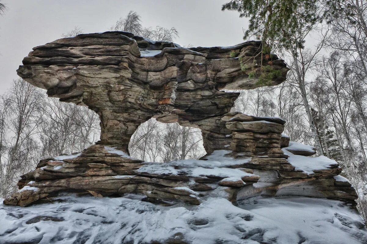 Скала крылья дракона кыштым. Скала крылья дракона кыштым. Скалокаменные ворота кыштым. Скала каменные ворота кыштым. Кыштым скала дракон каменные.