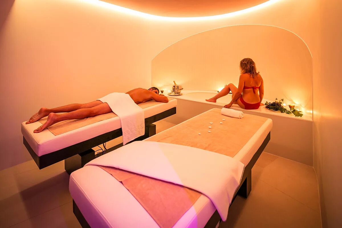 Массажная комната. Парный тайский массаж. Тайский массаж. Девушка в спа салоне. Ночной массаж.