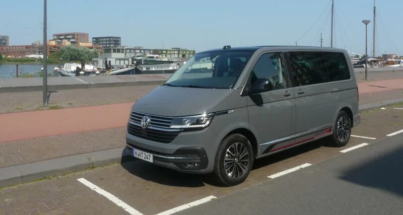 Т 6 октября. VW T6.1 Multivan. Volkswagen Multivan t6 черный. VW Transporter t6.1. Фольксваген Транспортер t 6.1.