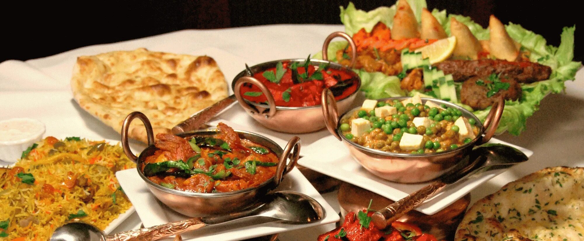 Индийская кухня. Стол с едой. Накрытый стол с едой. Основные блюда индийской кухни.