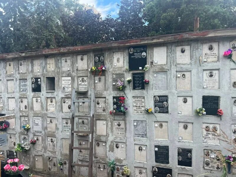 Новодевичье кладбище могилы знаменитостей колумбарий. Колумбарий 8 812 665 16 06. Колумбарий 8 812 665 16 06. Стена колумбария. Личное кладбище в питере.