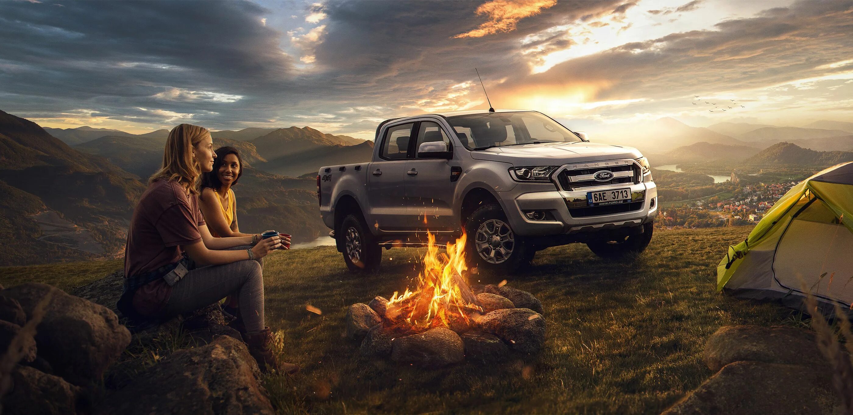 Ford Ranger и девушки. Реклама на пикапе. Фотомонтаж автомобилей. Туристическая реклама на внедорожнике.