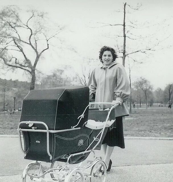 Детская коляска. Коляски 1950. Коляски 60 годов. Старинные коляски для детей. Мамы с колясками на прогулке.