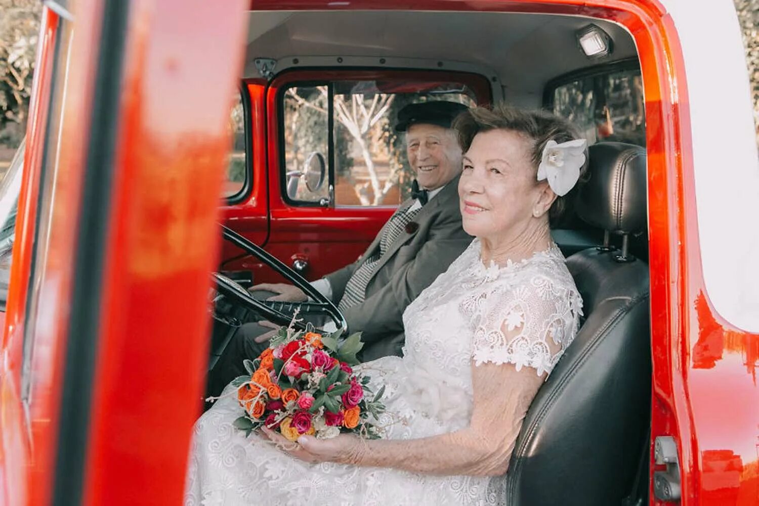 Спустя 10 лет вышла замуж. Старые молодожены. пожилая невеста. свадьба пенсионеров. 60 лет свадьбы.