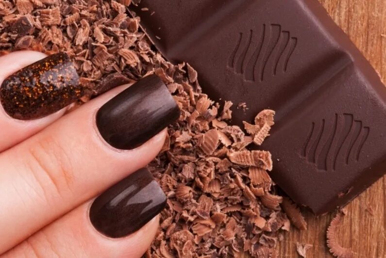 Лак шоколад. Шоколадные ногти. Маникюр шоколадного цвета. Шоколадный лак для ногтей. Лак для ногтей цвета шоколад.