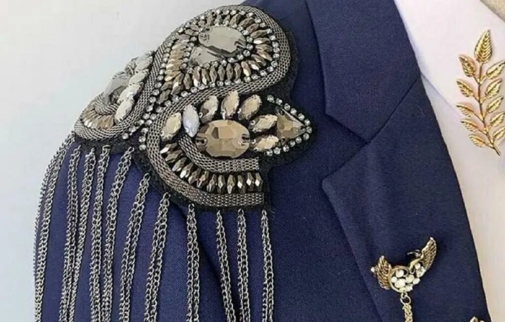 Плетеные погоны. Эполеты со стразами. Эполеты мира. Эполеты макраме. Брошь на жакете.