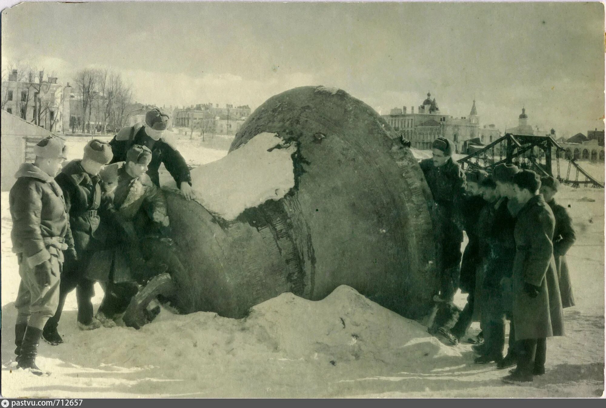 Новгород 1944 год. Новгород 1944. Великий Новгород в 1944 году. Колокол Софийской звонницы 1944 года. Великий Новгород в годы войны.