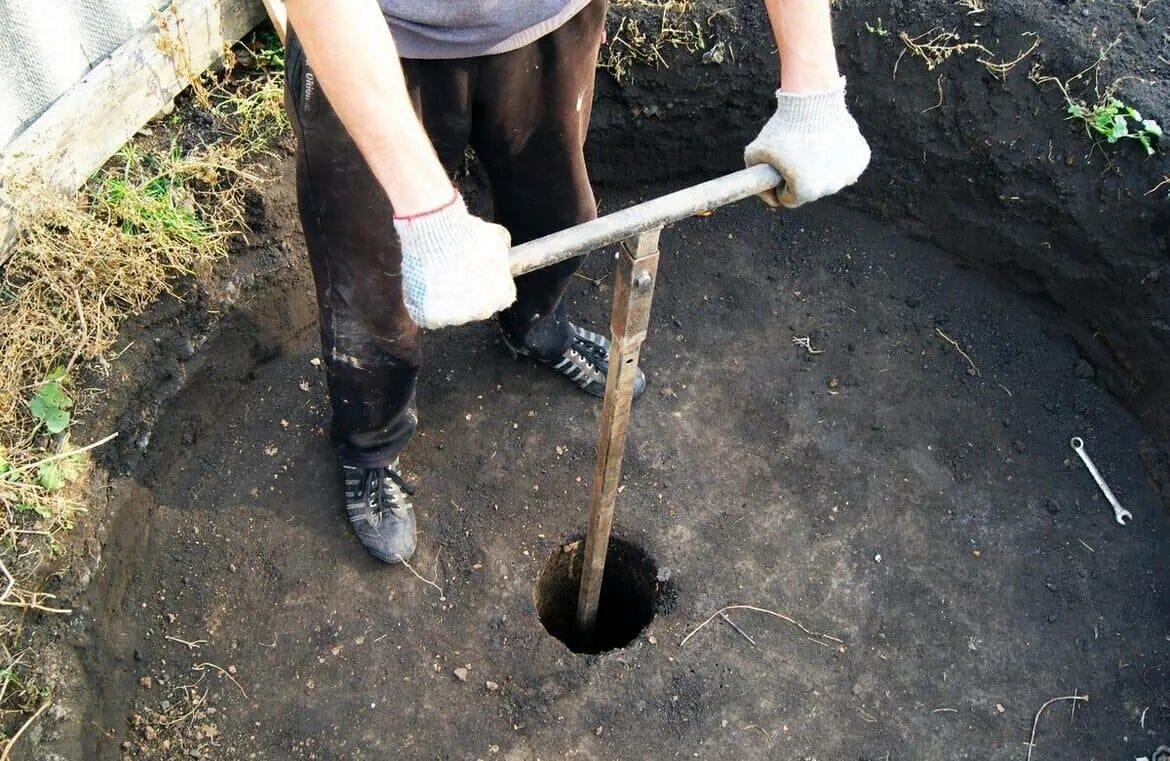 Ручное бурение скважин. Бур для скважины на воду. Ударно-штанговое бурение скважин. Бурение скважин на воду своими руками. Приспособления бурения ручные скважин.