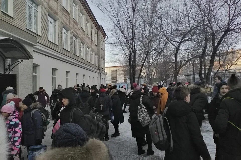 Заминировали школы. Школа заминирована новости сегодня. Эвакуация в школе. Минирование. Школа заминирована новости сегодня.