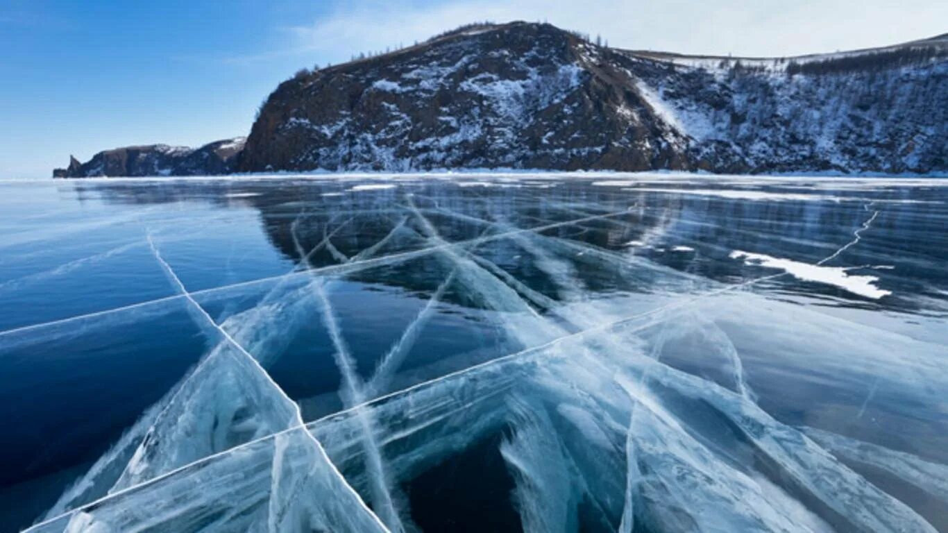 Озеро сковано льдом. Озеро Байкал лед. Озеро Байкал зимой прозрачный лед. Река Байкал зимой.
