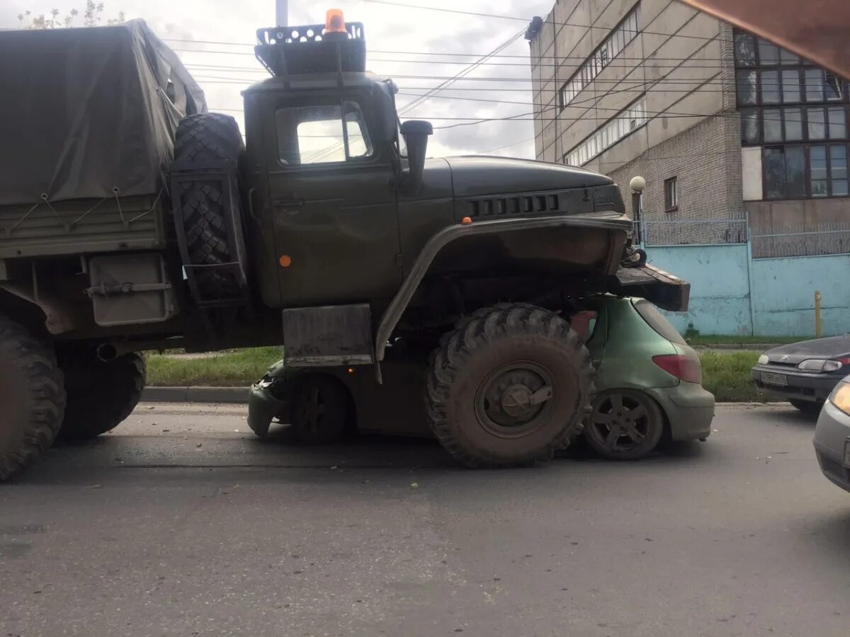 Переезжает уральские. Разбитый Урал 4320. Урал 4320 и легковушка.